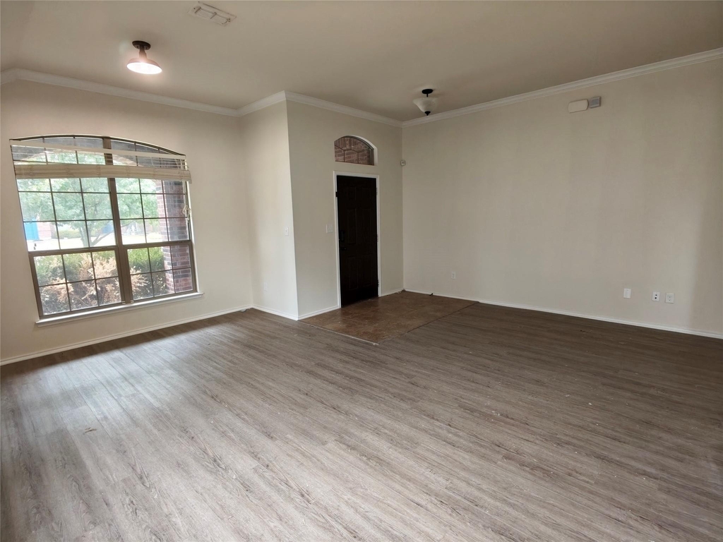 724 Valley Court - Photo 2