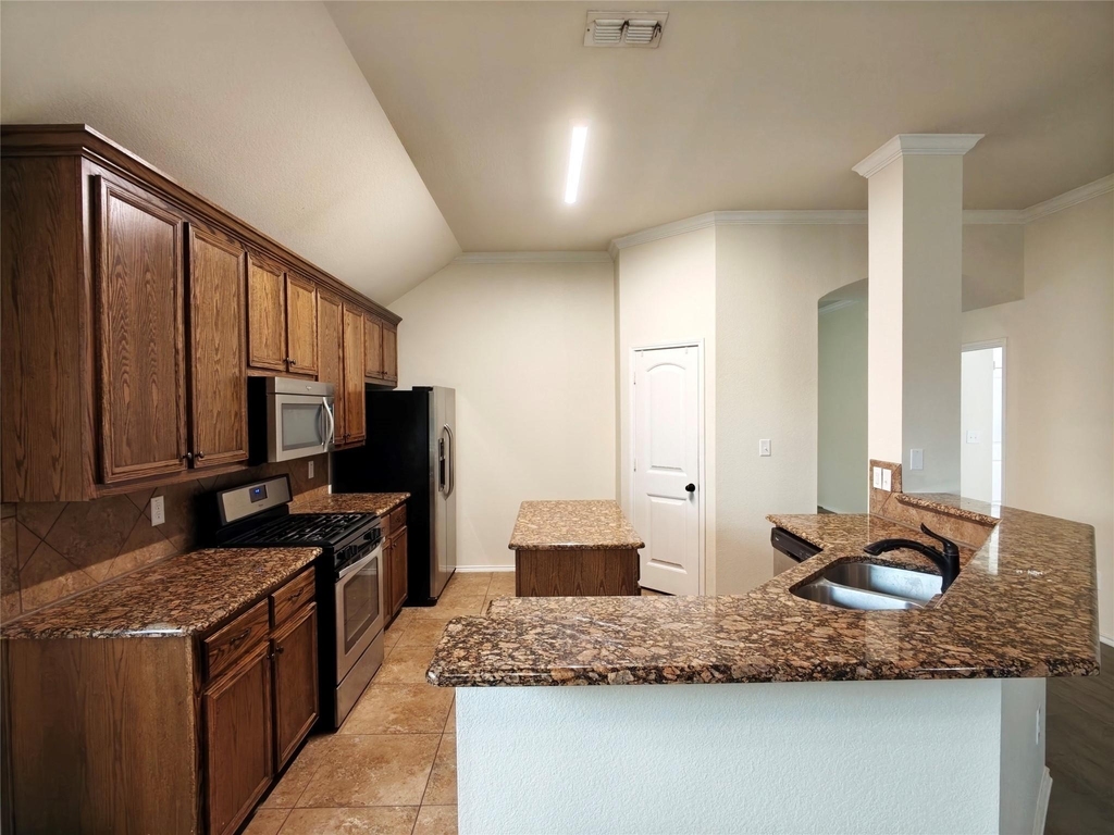 724 Valley Court - Photo 7