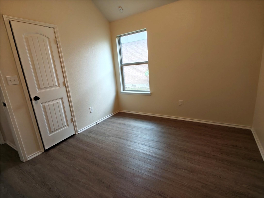 724 Valley Court - Photo 23