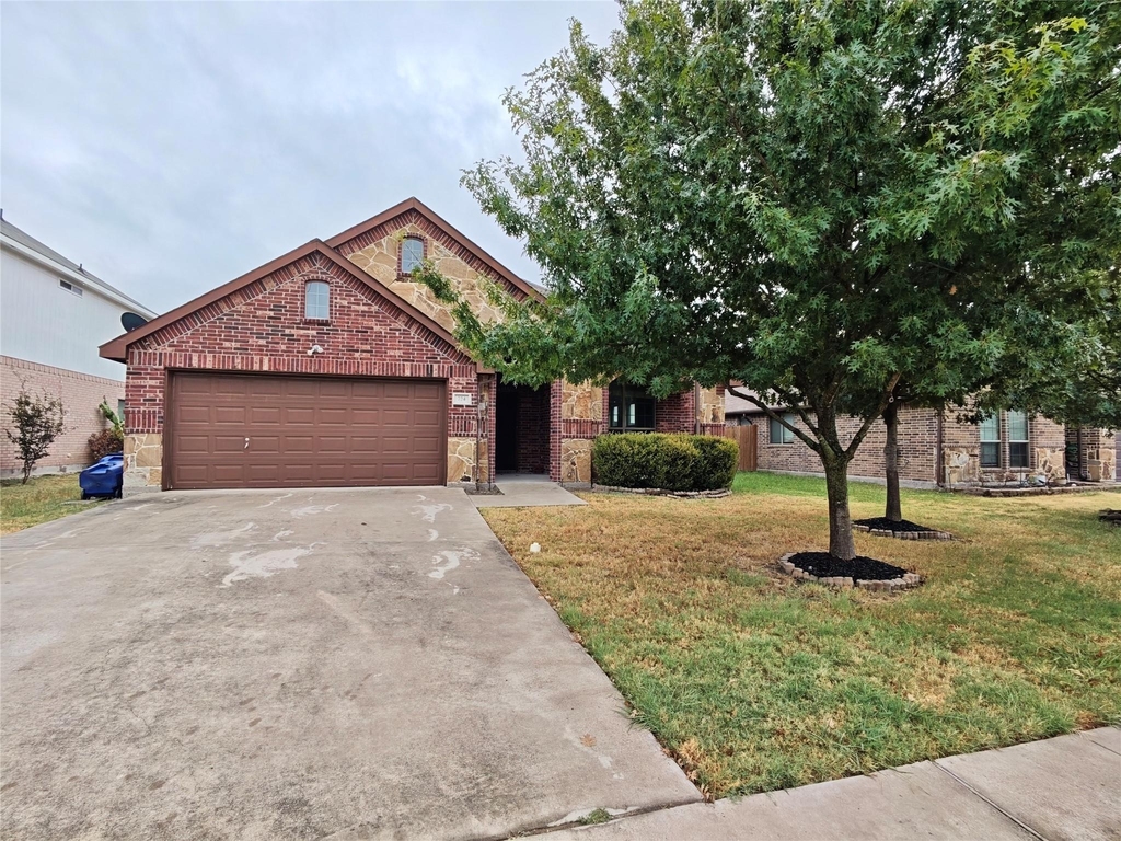 724 Valley Court - Photo 0