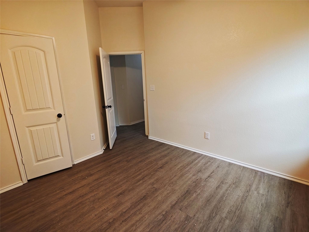 724 Valley Court - Photo 18
