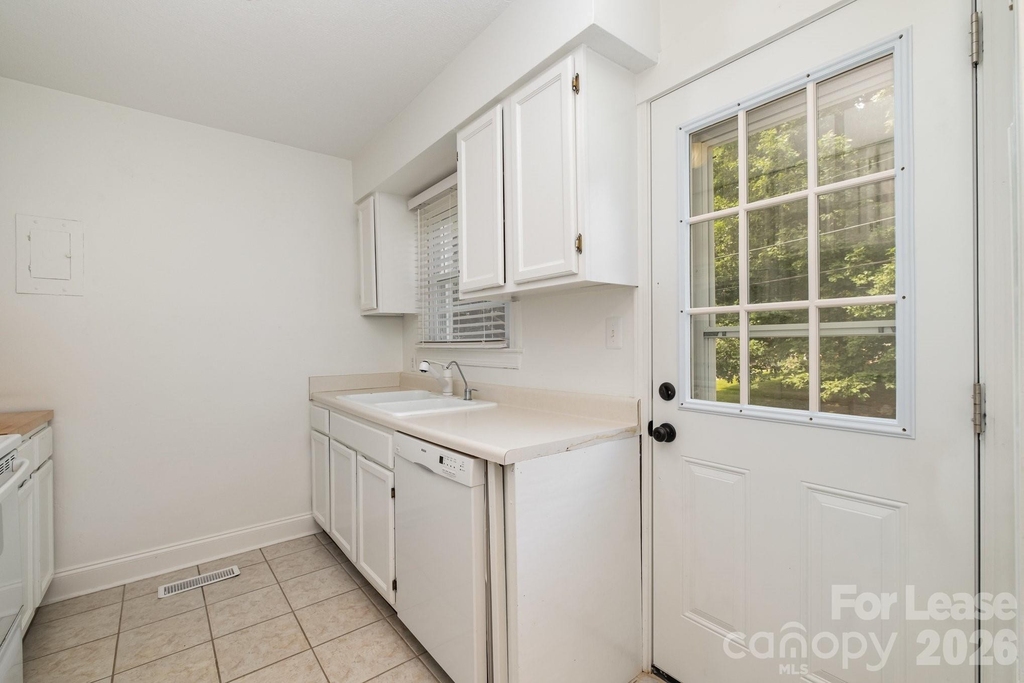 564 Wakefield Drive - Photo 4