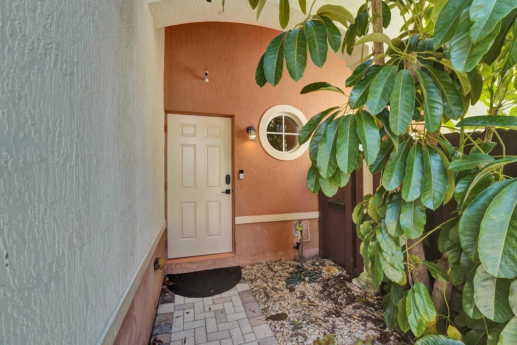 852 Nw 9th Street - Photo 2