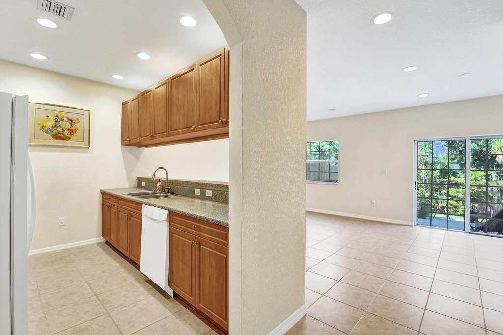 852 Nw 9th Street - Photo 5