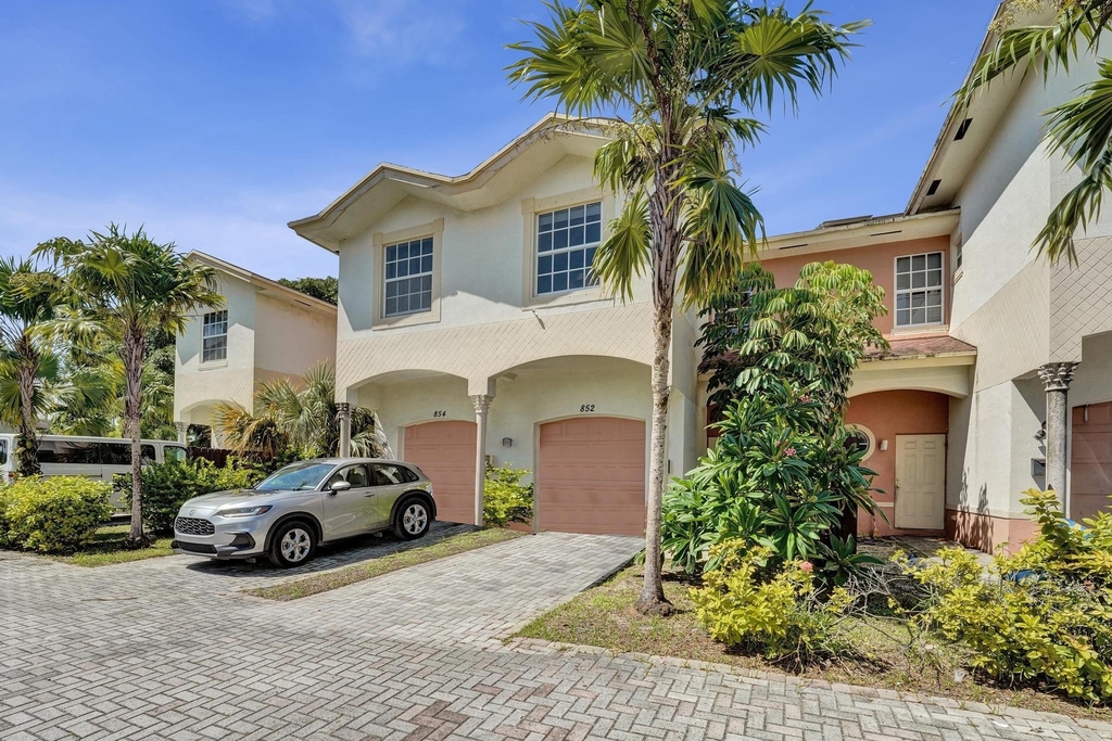852 Nw 9th Street - Photo 1