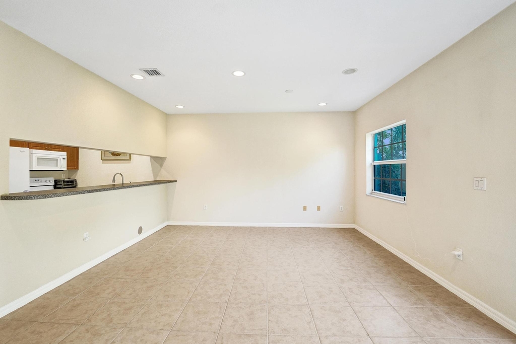 852 Nw 9th Street - Photo 12