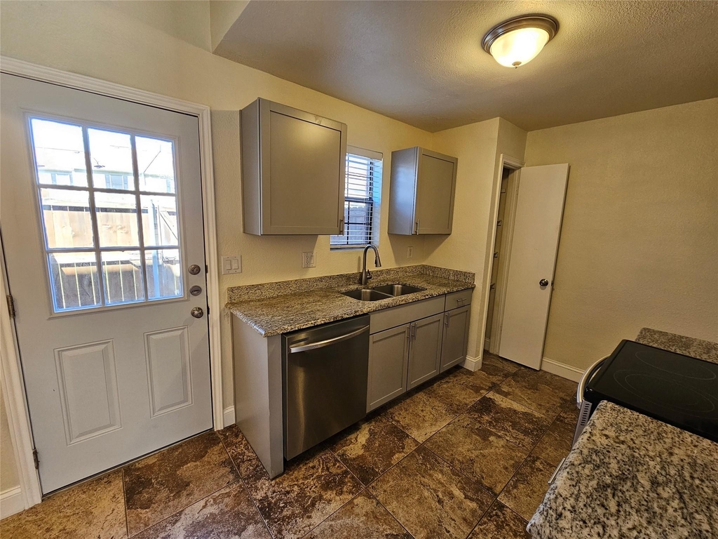 216 Samuel Boulevard - Photo 16