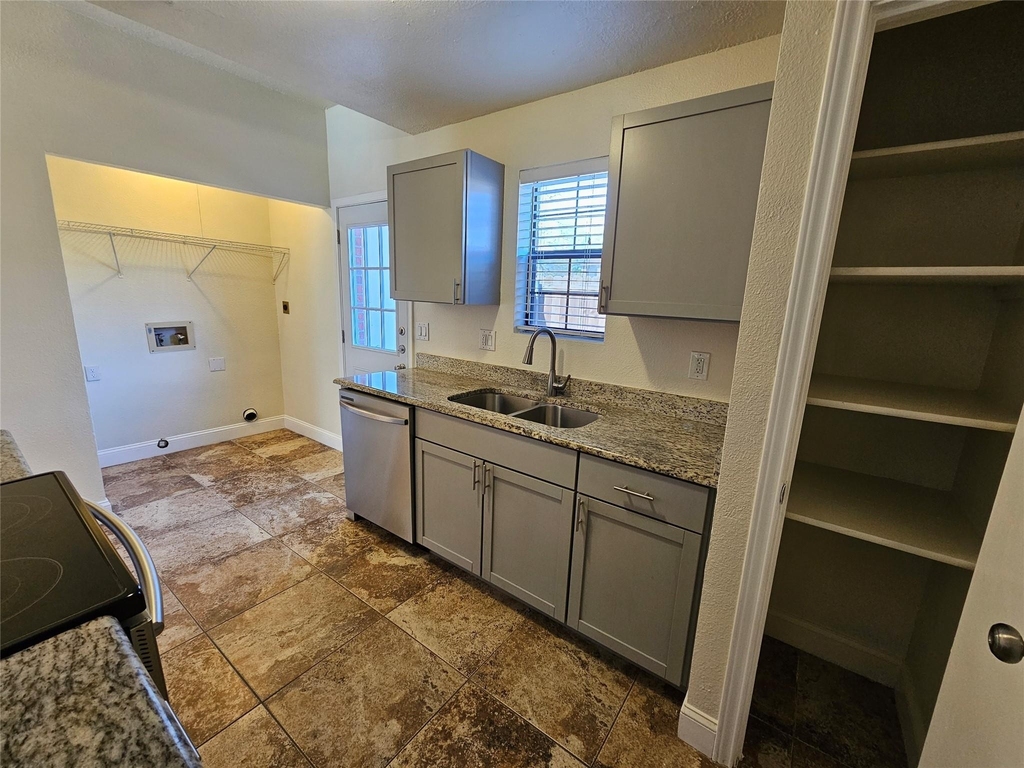 216 Samuel Boulevard - Photo 18