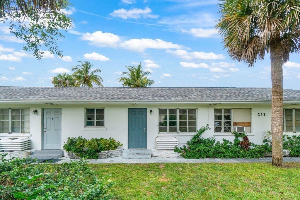 211 Sunrise Avenue - Photo 0