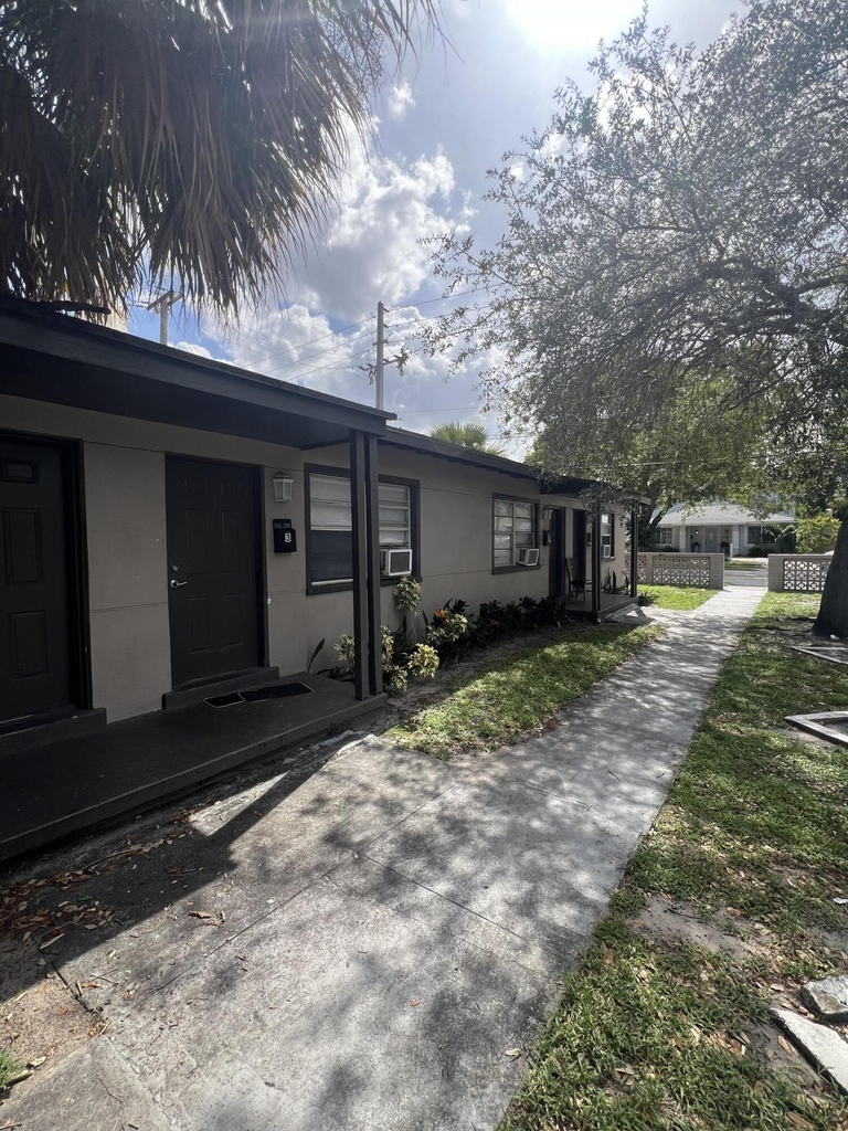 2722 Poinsettia Avenue - Photo 2