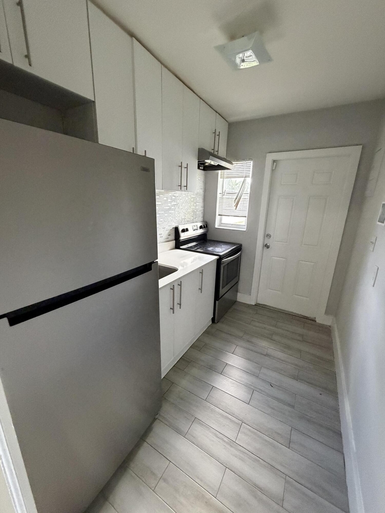 2722 Poinsettia Avenue - Photo 0
