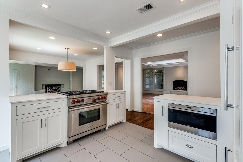 4625 N Versailles Avenue - Photo 5