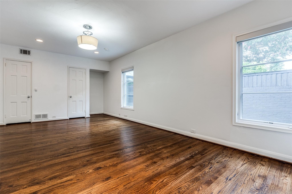 4625 N Versailles Avenue - Photo 8
