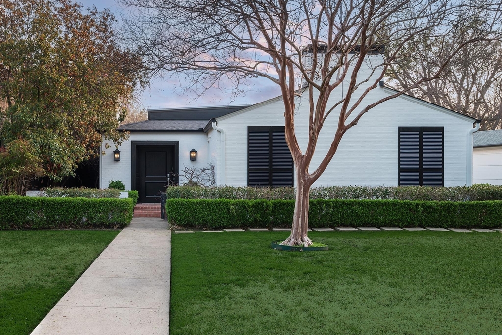 4625 N Versailles Avenue - Photo 0