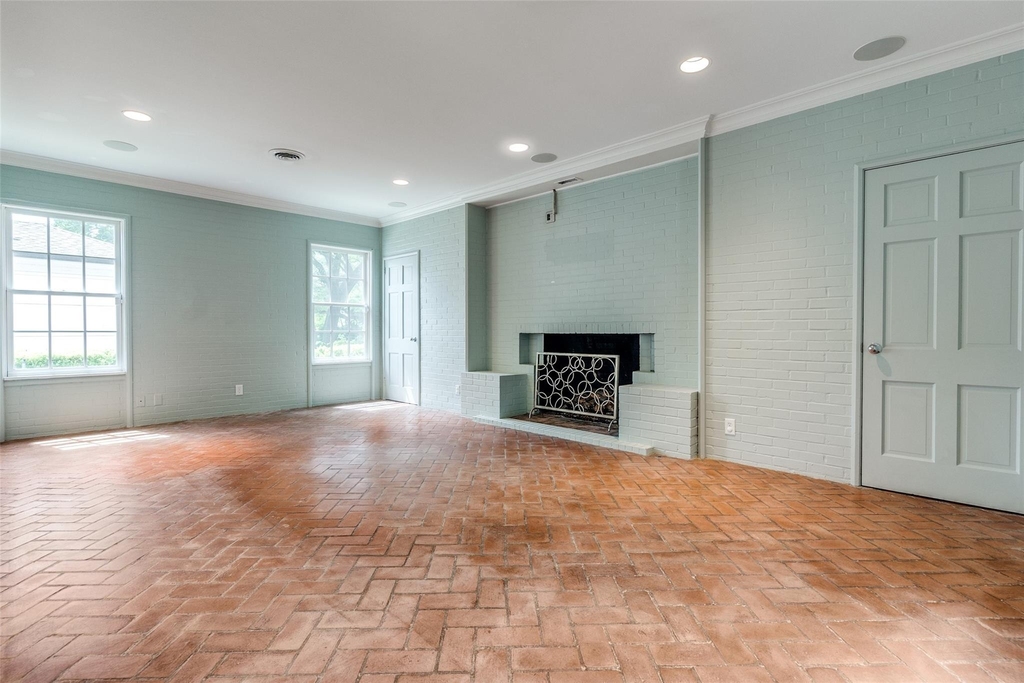 4625 N Versailles Avenue - Photo 2