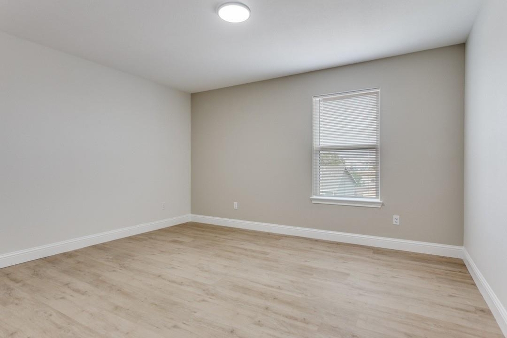 8004 Julie Avenue - Photo 5
