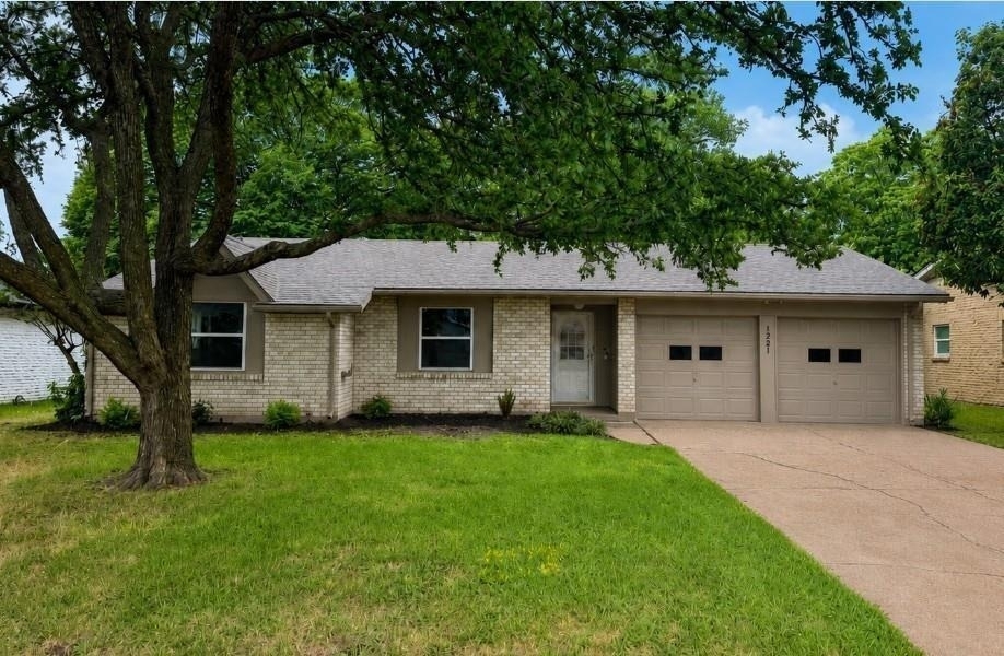 1221 Greenway Drive - Photo 2