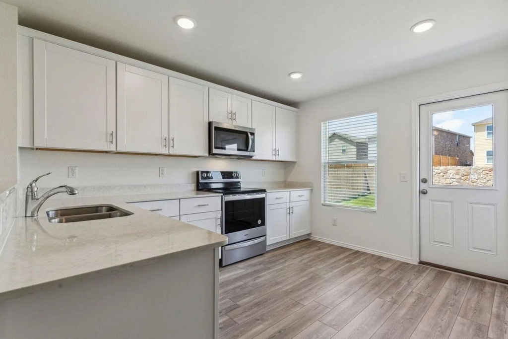 1917 Applewood Trail - Photo 2