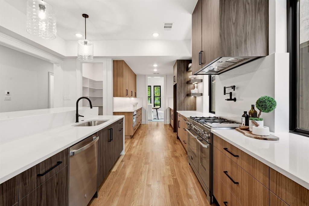 5449 Goodwin Avenue - Photo 2