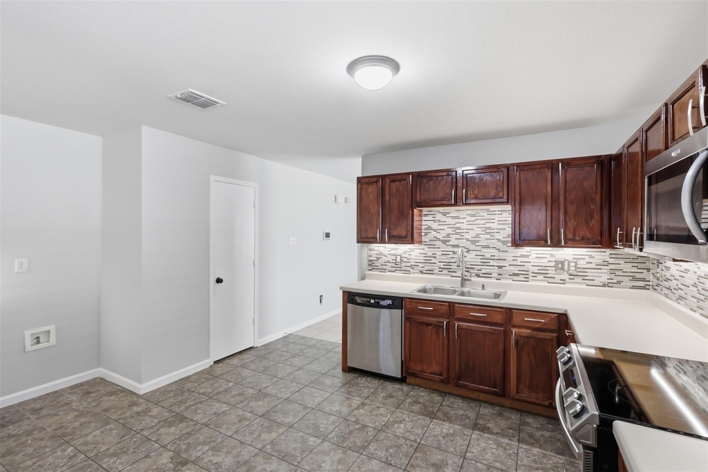 9582 Rosedale Drive - Photo 8