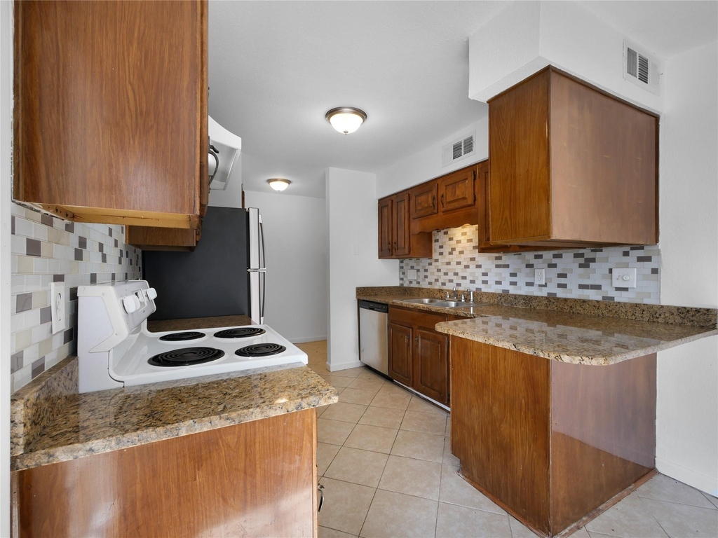 1472 Rockshire Drive - Photo 10