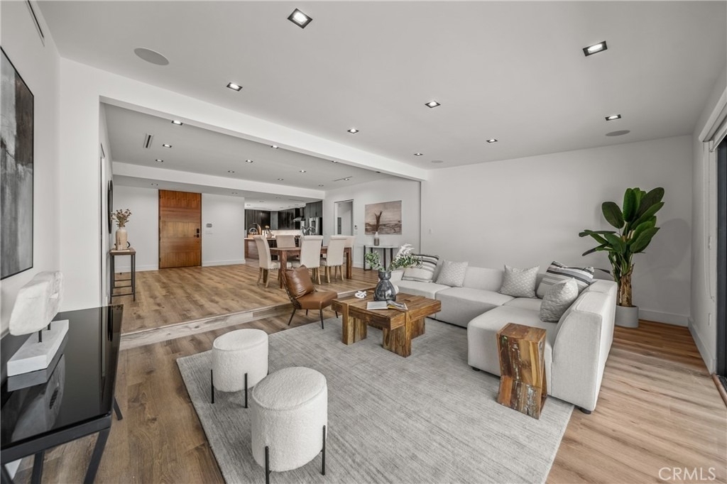 5109 Longridge Avenue - Photo 3