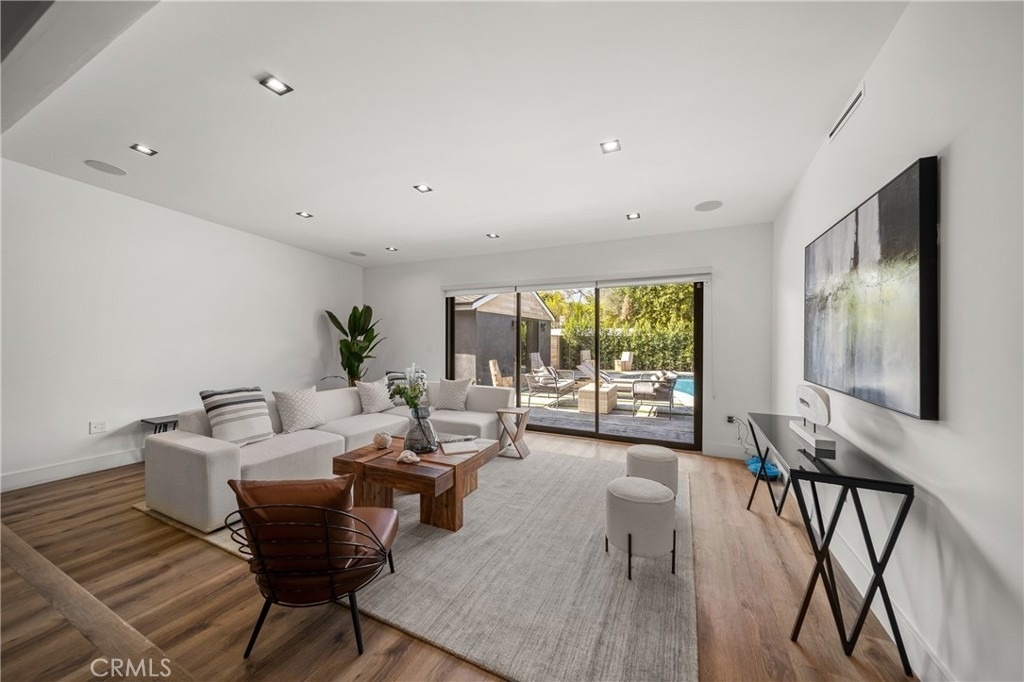 5109 Longridge Avenue - Photo 2