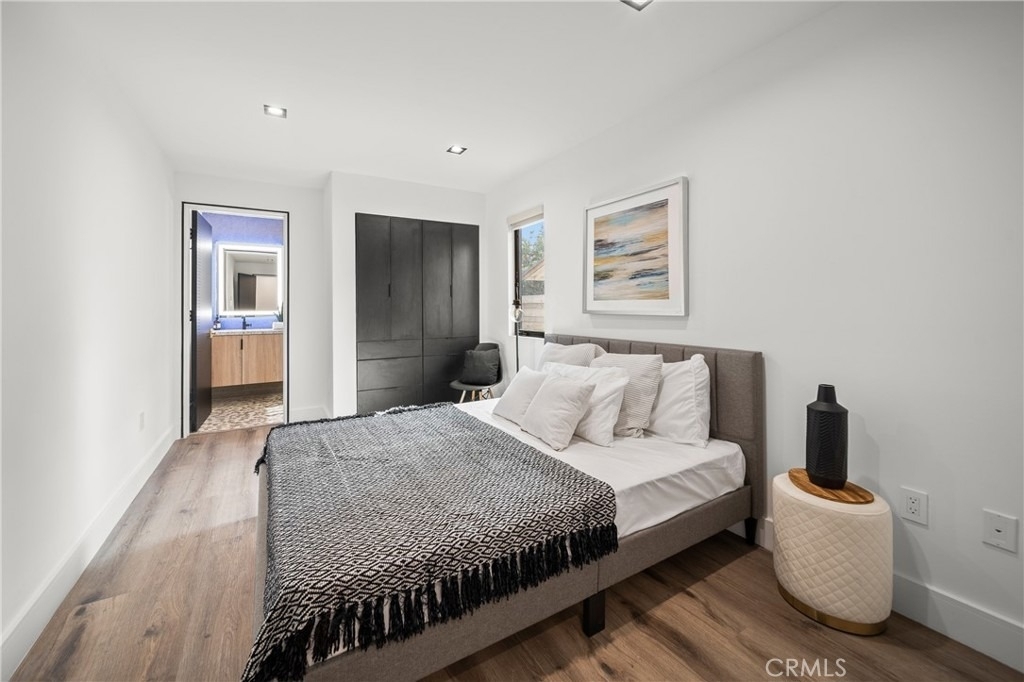 5109 Longridge Avenue - Photo 13