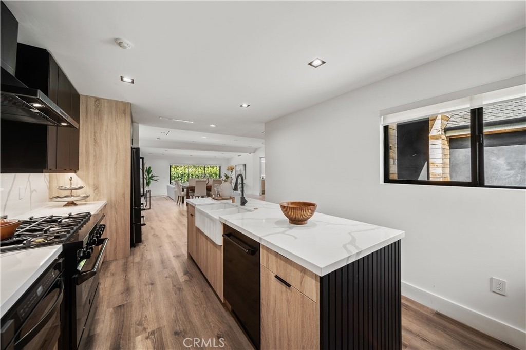 5109 Longridge Avenue - Photo 5