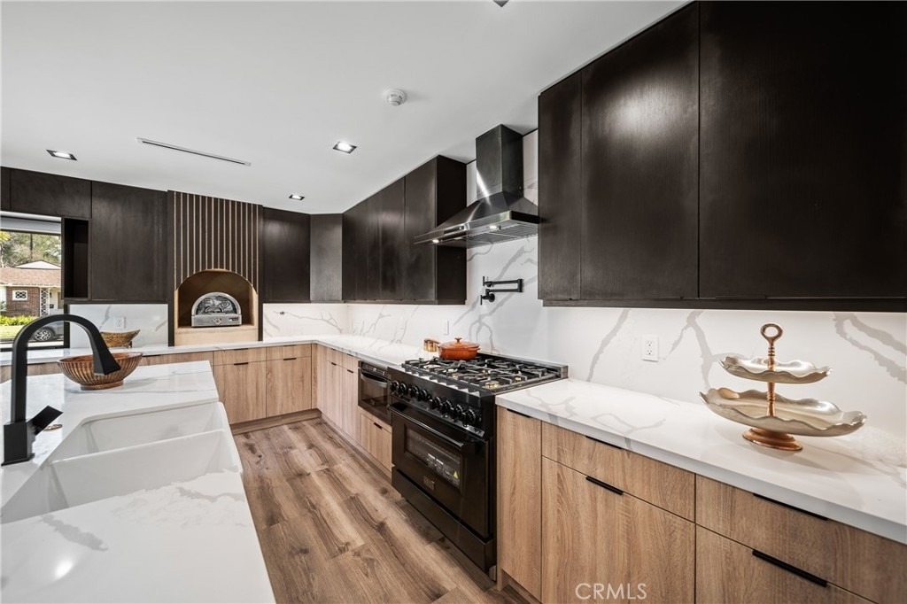 5109 Longridge Avenue - Photo 4