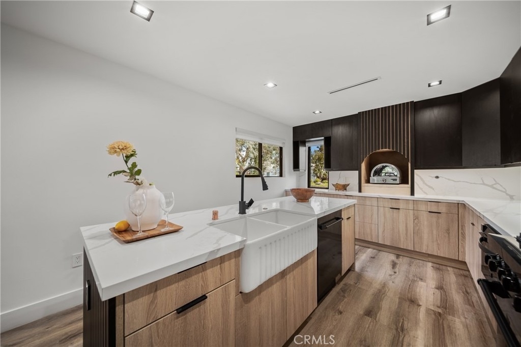 5109 Longridge Avenue - Photo 7