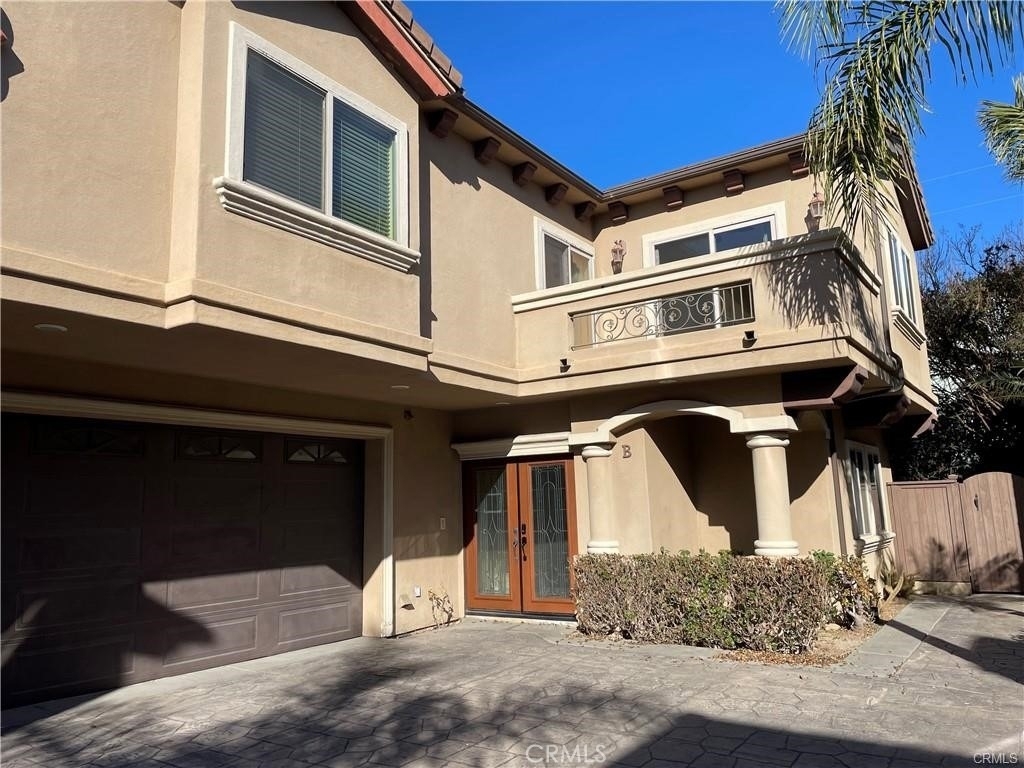 2207 Warfield Avenue - Photo 0