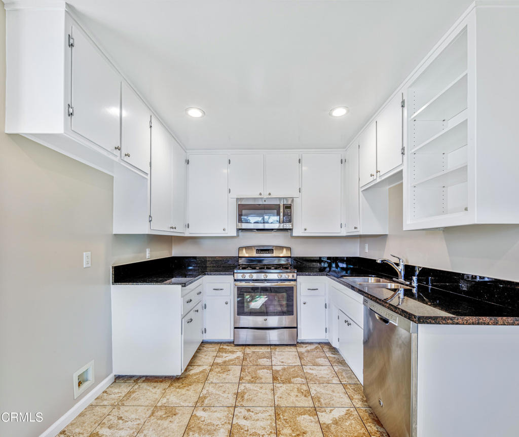 590 N Los Robles Avenue - Photo 2