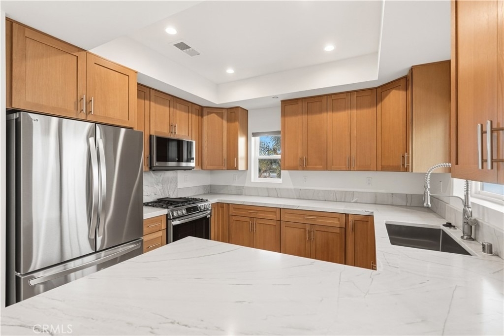 215 Oceanside Blvd - Photo 3