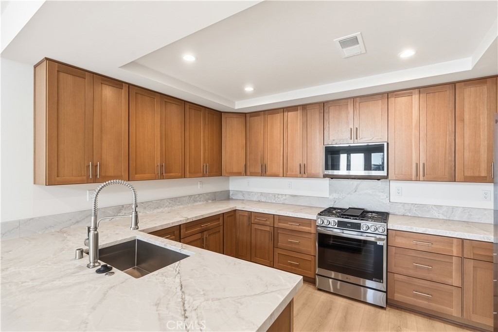 215 Oceanside Blvd - Photo 2