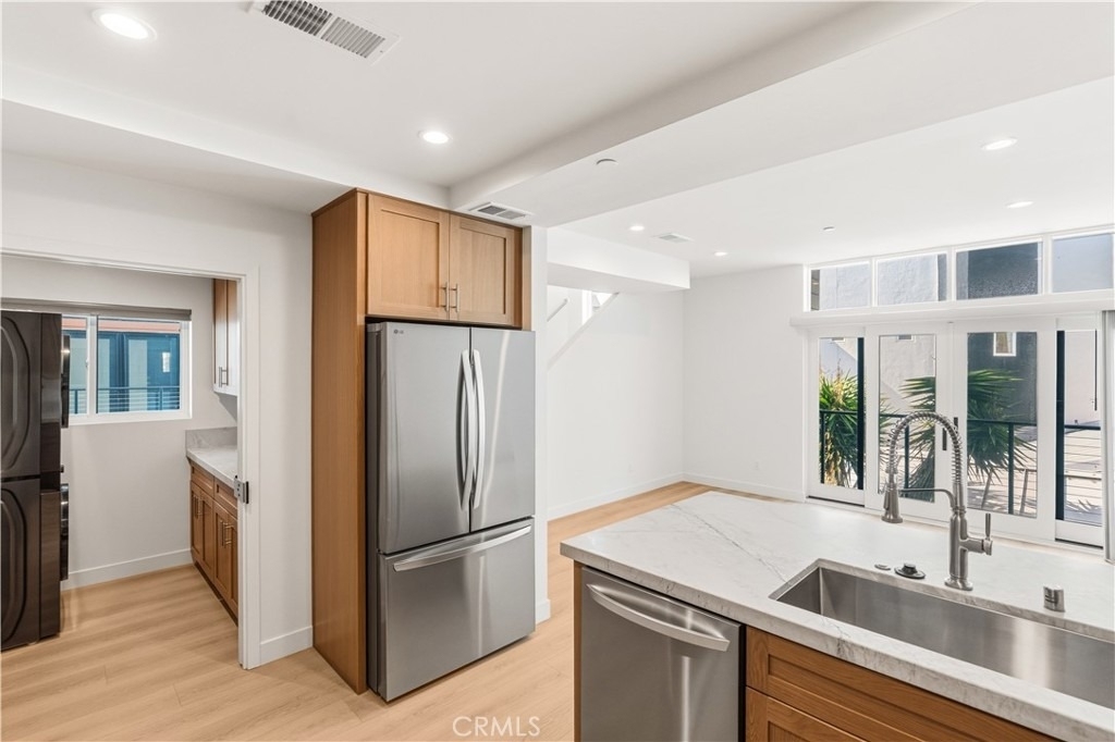 215 Oceanside Blvd - Photo 3