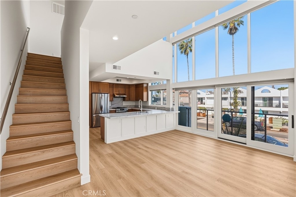 215 Oceanside Blvd - Photo 2