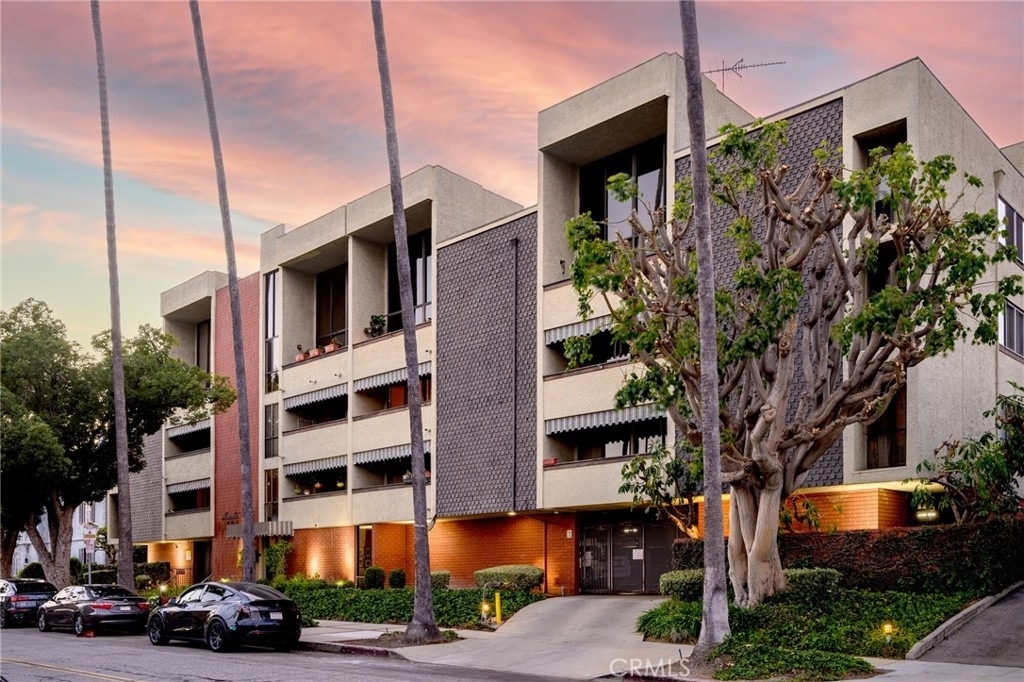 125 W Mountain Street - Photo 0