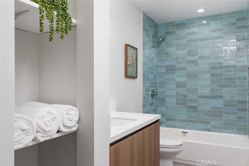 2822 Rowena Avenue - Photo 11
