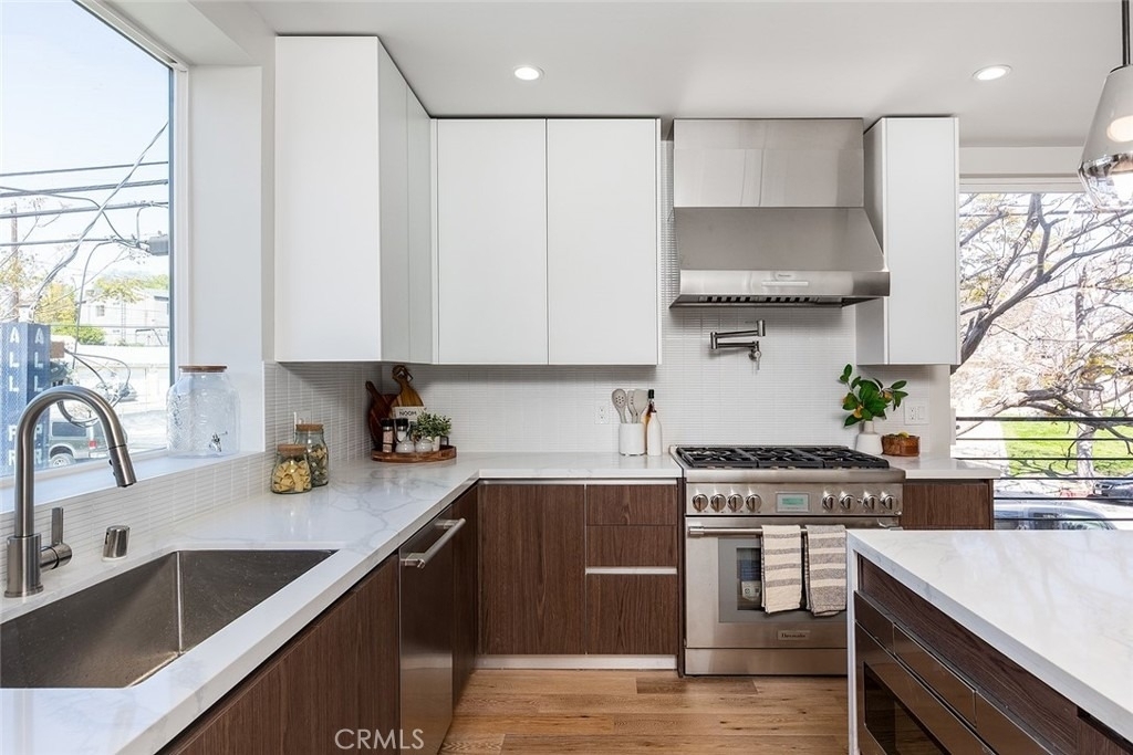 2822 Rowena Avenue - Photo 7