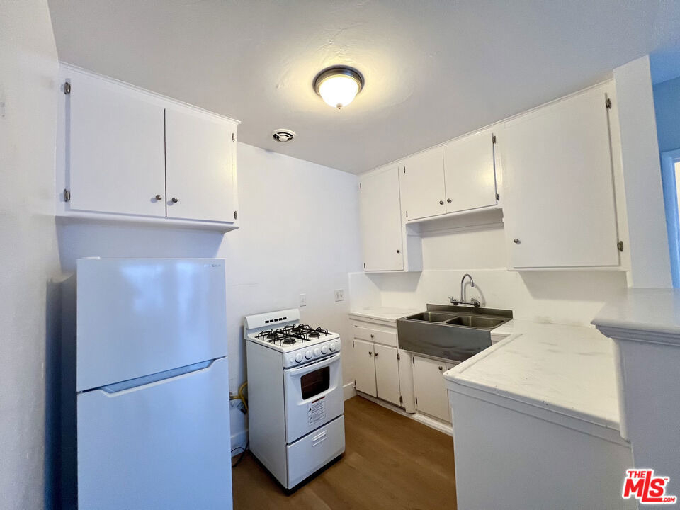 7014 S Western Avenue - Photo 3