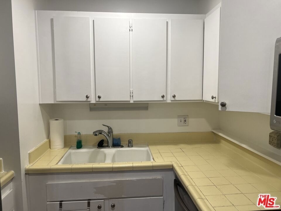 800 W 1st Street - Photo 18