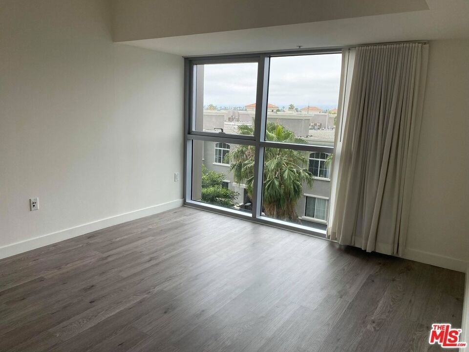 13700 Marina Pointe Drive - Photo 14