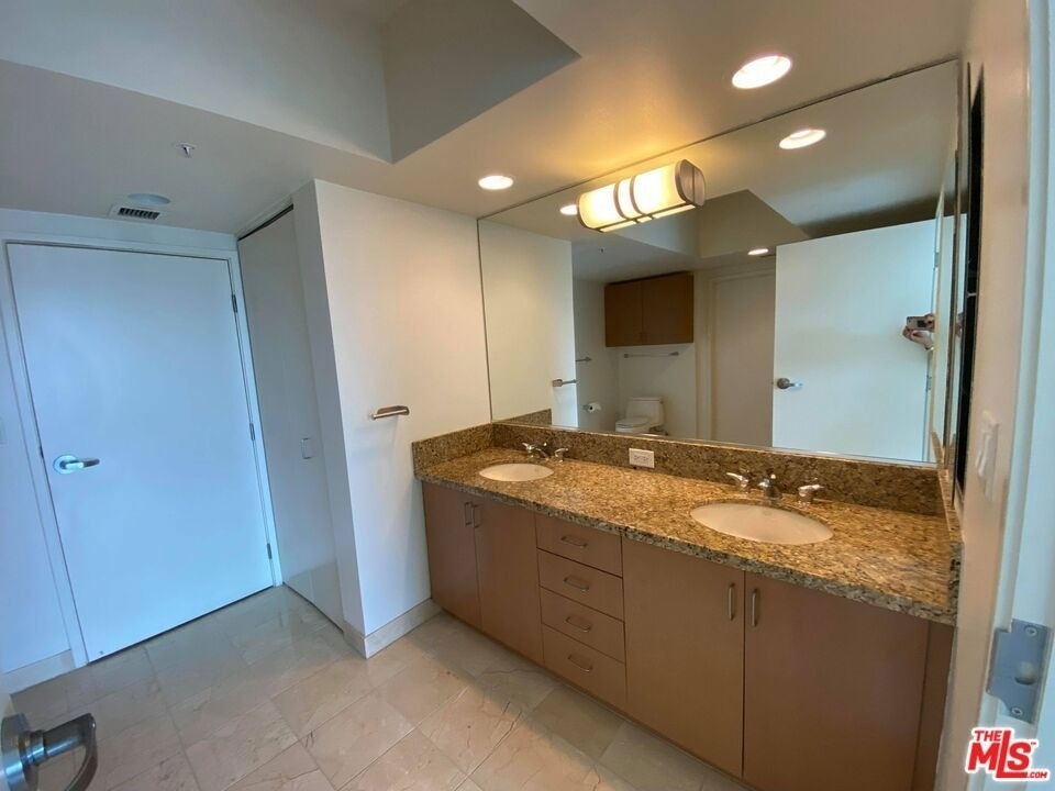 13700 Marina Pointe Drive - Photo 17