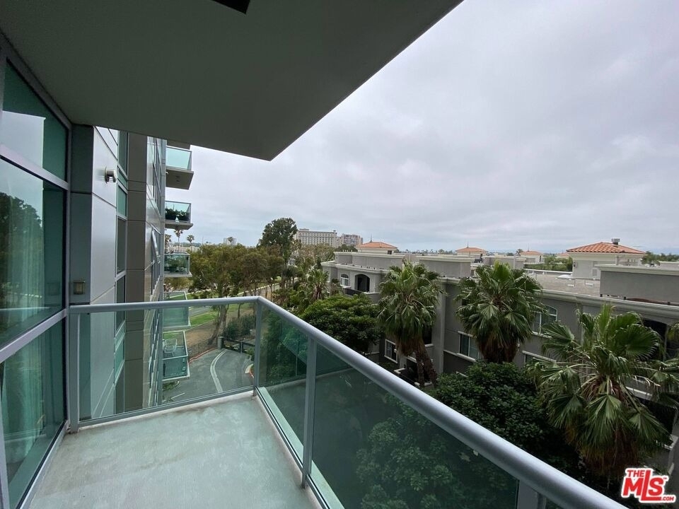 13700 Marina Pointe Drive - Photo 8