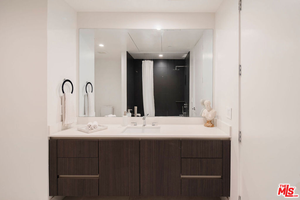 724 N Croft Avenue - Photo 15