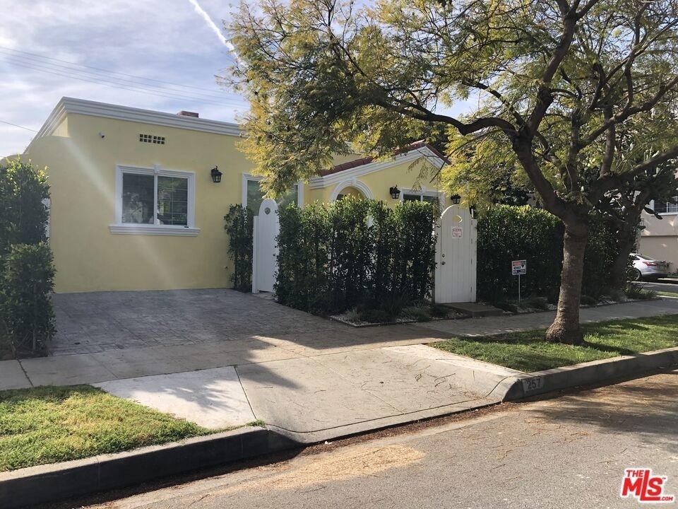 257 N La Peer Drive - Photo 1