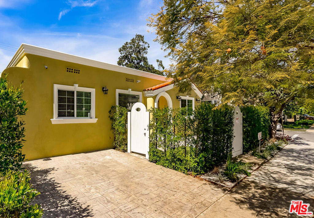 257 N La Peer Drive - Photo 0