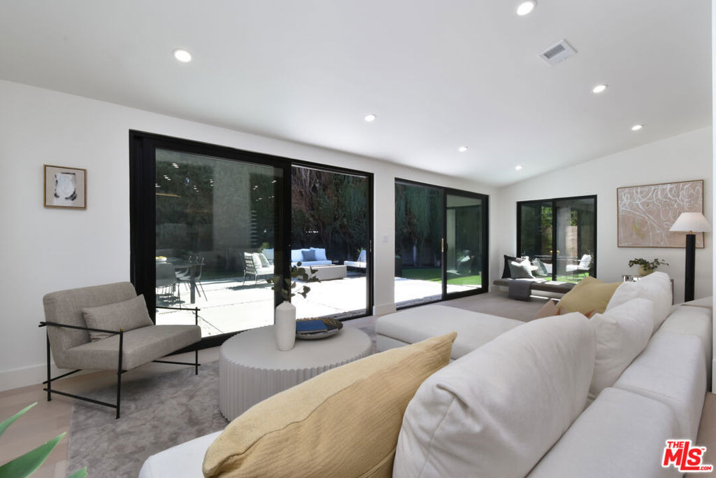 15431 Milbank Street - Photo 8