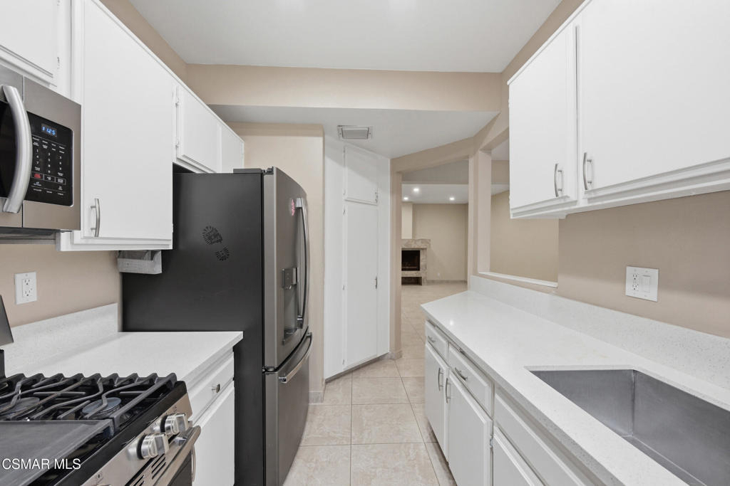 7211 Cozycroft Avenue - Photo 12